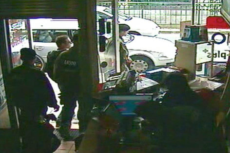 © AP/AP Video Luca Rocco Magnotta wird von Polizisten aus einem Internetcafe abgeführt