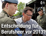 Verteidigungsminister Norbert Darabos mit Soldaten