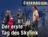 Passagiere im neueröffneten Terminal