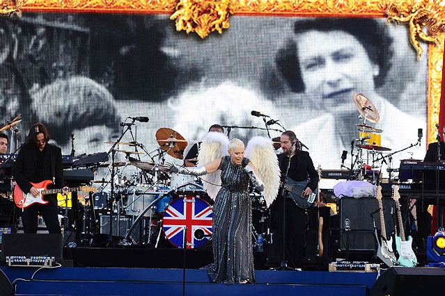 © APA/EPA/Ian West/PA Wire Annie Lennox mit Engelsflügeln beim Queen-Jubiläumskonzert