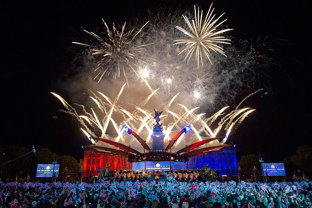© APA/David Parker/PA Wire Feuerwerk beim Queen-Jubiläumskonzert vor dem Buckingham Palace