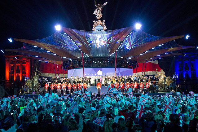© APA/David Parker/PA Wire Bühne vor dem Buckingham Palace