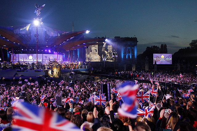 © AP/PA/Dave Thompson Queen-Jubiläumskonzert vor dem Buckingham Palace