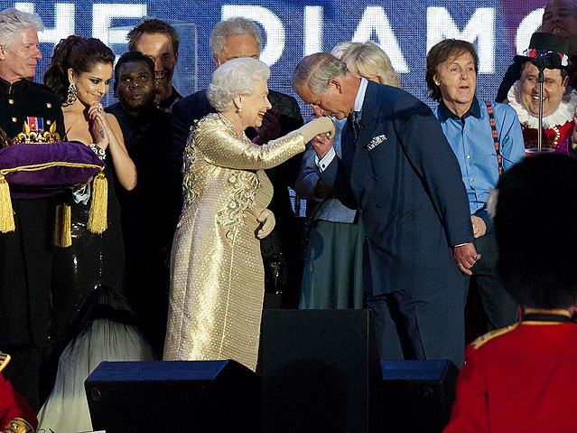 © AP/David Parker/Pool Prinz Charles küsst die Hand von Queen Elisabeth
