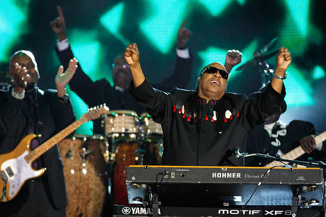 © AP/Joel Ryan Stevie Wonder singt beim Queen-Jubiläumskonzert vor dem Buckingham Palace