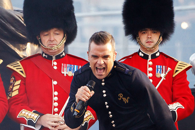 © Reuters/David Moir Robbie Williams singt beim Queen-Jubiläumskonzert vor dem Buckingham Palace