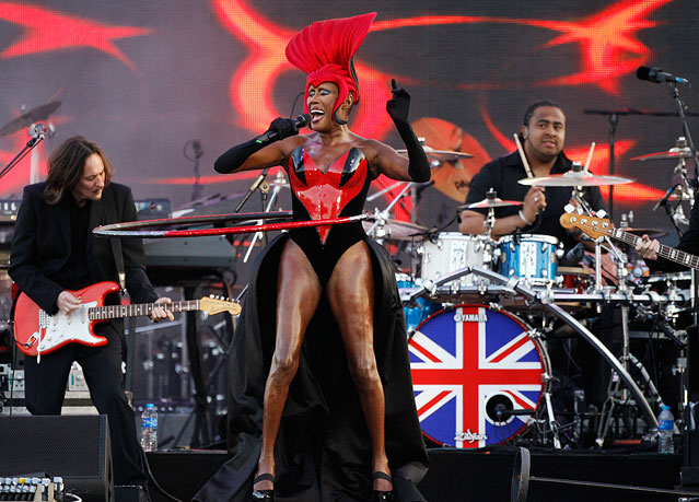 © Reuters/David Moir Grace Jones mit Hulahopp-Reifen singend