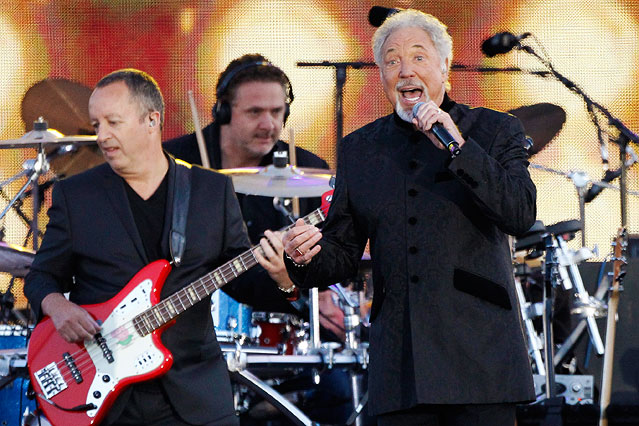 © Reuters/David Moir Tom Jones singt beim Queen-Jubiläumskonzert vor dem Buckingham Palace