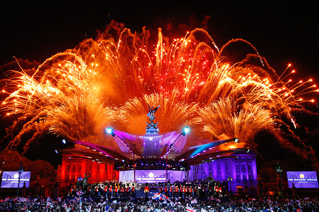 © Reuters/David Moir Feuerwerk vor dem Buckingham Palace beim Queen-Jubiläumskonzert