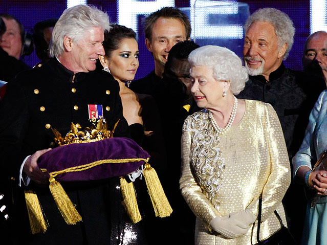 © Reuters/David Moir Queen Elisabeth II betrachtet die Diamantenkrone