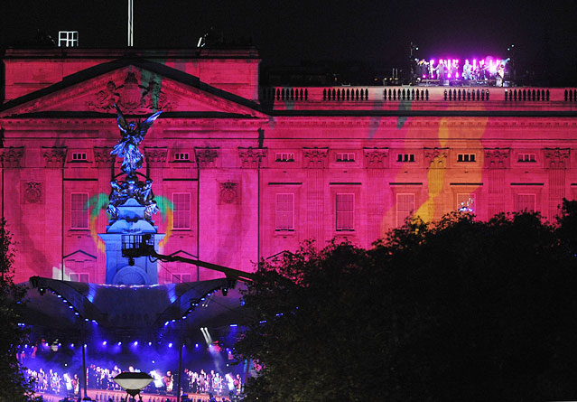 © APA/EPA/PA Wire/Anthony Devlin Die Band Madness performt auf dem Buckingham Palace