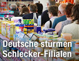 Lange Schlange an einer Schlecker-Kasse