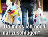Mann trägt mehrere Schlecker-Einkaufstaschen