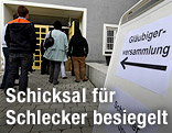 Ein Schild weist in Ulm auf die Gläubigerversammlung der insolventen Schleckergruppe hin
