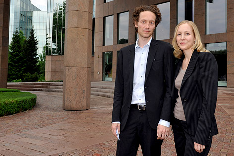 © APA/EPA/dpa/Stefan Puchner Lars und Meike Schlecker vor der Unternehmenszentrale in Ehingen