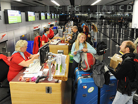 © APA/Helmut Fohringer Passagiere beim Check-in.