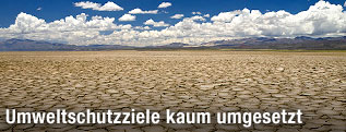Wolken &uuml;ber ausgetrocknetem Boden