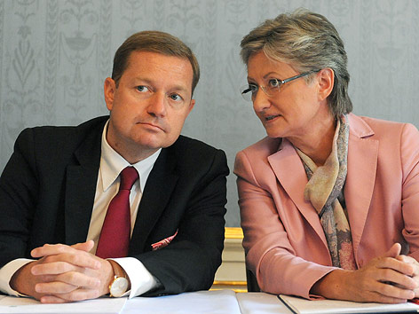 © APA/Herbert Pfarrhofer Unterrichtsministerin Claudia Schmied und Bildungssprechern Werner Amon