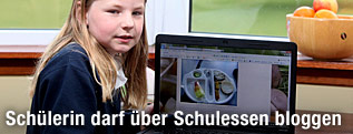 Neunjährige Martha Payne mit Laptop