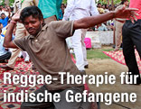 Ein tanzender Gefangener im Tihar-Hochsicherheitsgef&auml;ngnis