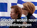 Zwei Griechinnen vor der grichischen Fahne