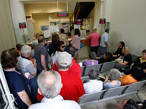 © APA/EPA/Pantelis Saitas Menschen warten in einer griechischen Apotheke