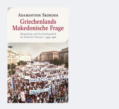 Buchcover von Adamantios Skordos "Griechenlands Makedonische Frage" zeigt Menschen bei einer Demonstration mit Griechenlandflaggen