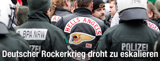 Polizisten und ein Mitglied der Hells Angels