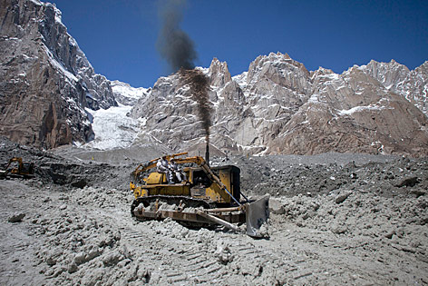 © Reuters/Faisal Mahmood EIn pakistanischer Bagger baggert in der Nähe des Siachen-Gletschers im Schnee