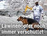 Pakistanischer Soldat mit einem Suchhund