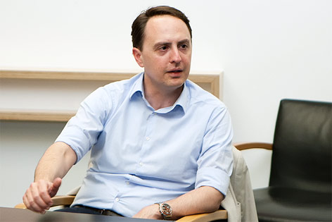 © ORF.at/Carina Kainz Adamantios Skordos Im Interview mit ORF.at-Chefredakteur Gerald Heidegger