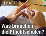 Sch&uuml;ler sitzt vor seinem Schulheft