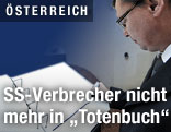 Verteidigungsminister Norbert Darabos streicht SS-Kriegsverbrecher aus Totenbüchern