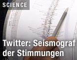 Hand mit Stift zeigt auf einen Ausdruck eines Seismografen