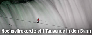 Akrobaten Nik Wallenda über den NIagarafällen