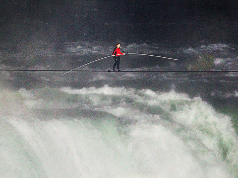 © Reuters/Fred Thornhil Akrobaten Nik Wallenda über den NIagarafällen