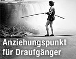 Der franzsösiche Artist Philippe Petit über den Niagarafällen im Jahr 1986