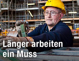 Arbeiter befestigt Metallstangen an einem Gurt