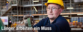 Arbeiter befestigt Metallstangen an einem Gurt