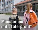 Zwei Kinder vor einem Wohnhaus