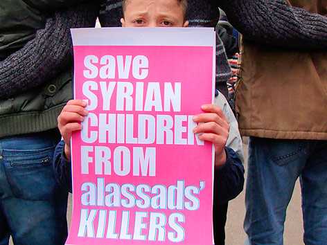 Kind mit Banner bei einer Demonstration