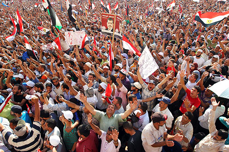 Jubelnde Menge auf dem Tahrir-Platz