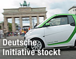 Elektroauto vor Brandenburger Tor in Berlin