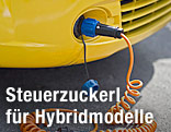 Auto wird mit Strom aufgeladen