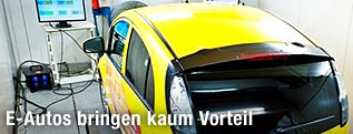 Auto beim Test in einer ÖAMTC-Werkstätte