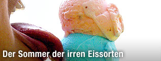 Eiskugeln auf Tüte