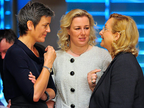 © APA/EPA/Nicolas Bouvy Die dänische Wirtschaftsministerin Margrethe Vestager, die finnische Finanzministerin Jutta Urpilainen und die österreichische Finanzministerin Maria Fekter