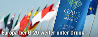 Fahnen und ein Banner mit dem Logo des G20-Gipfels in Mexiko