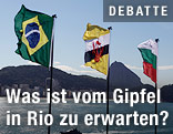 Eine brasilianische Fahne weht an der Copacabana im Wind
