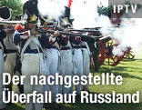 Darsteller der französischen Grande Armee in historischer Uniform mit Waffen